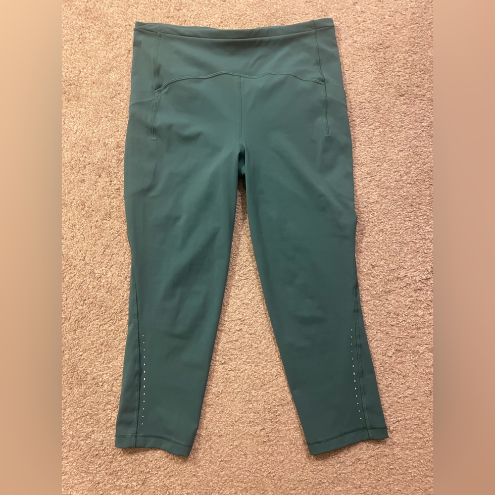EUC Lululemon swift speed hr crop 21”